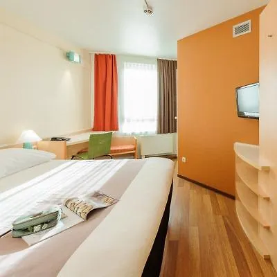 Ibis Hauptbahnhof Hotel 2*